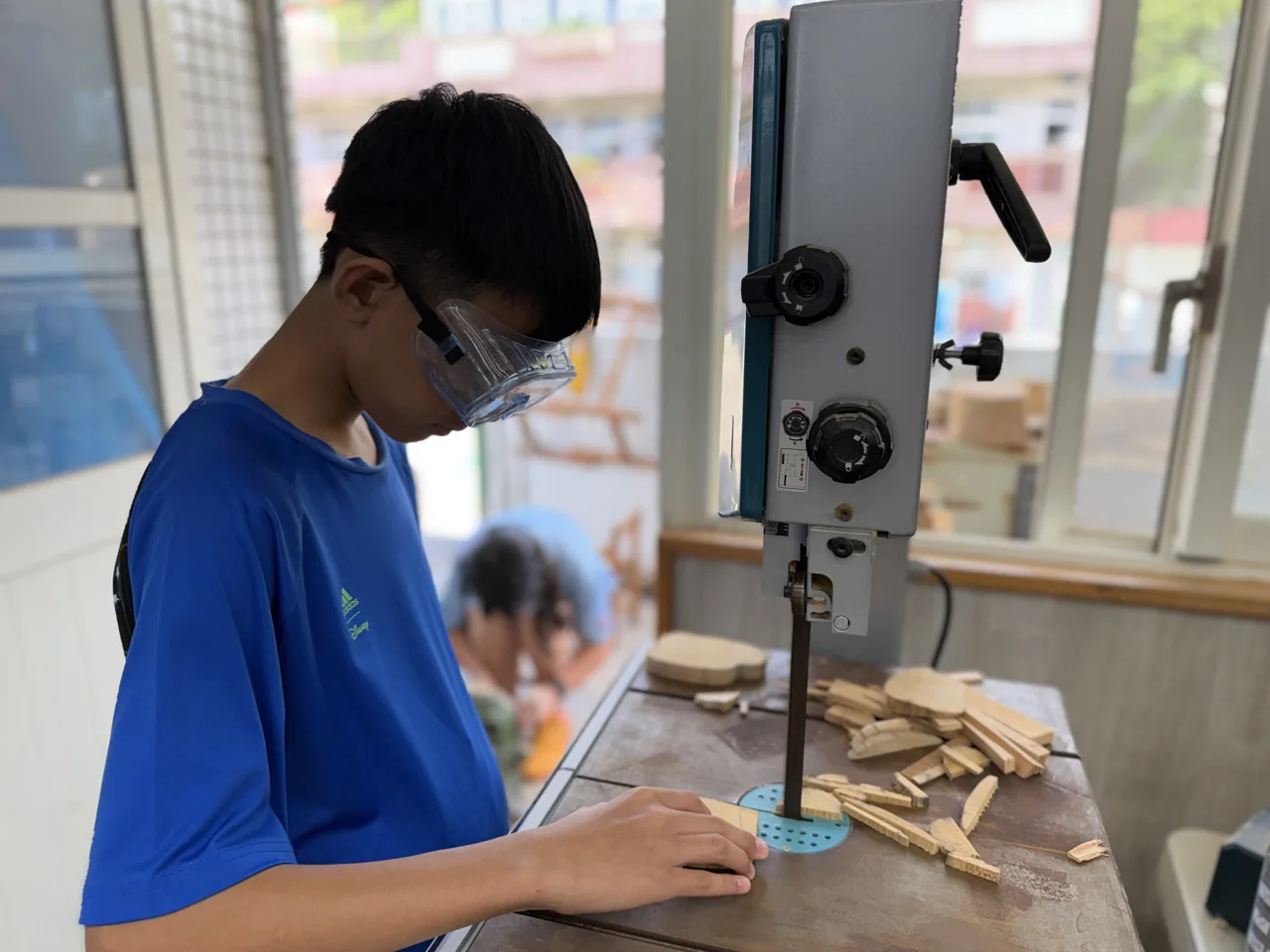學生佩戴護目鏡進行木工實作