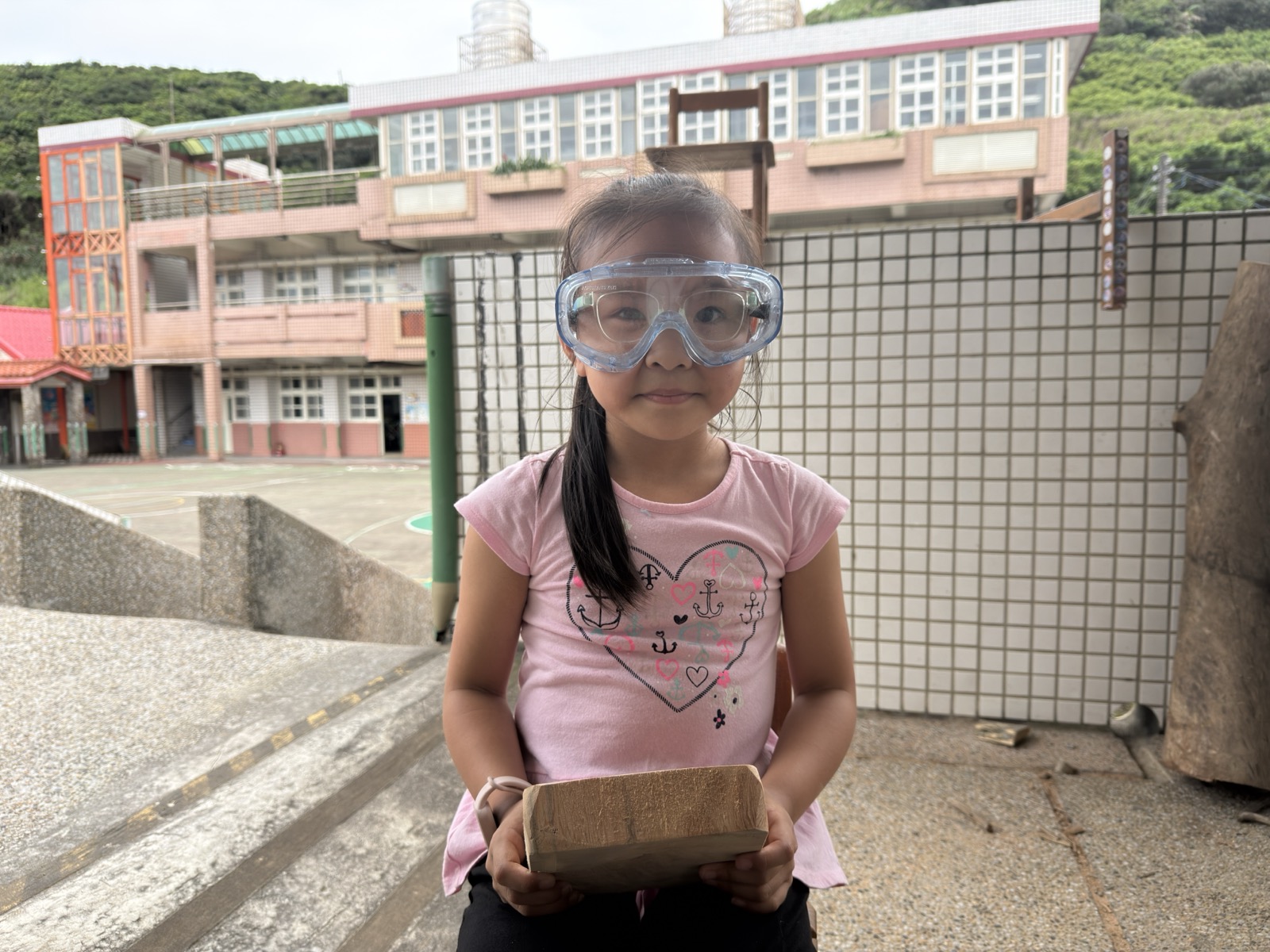學生佩戴護目鏡進行安全實作