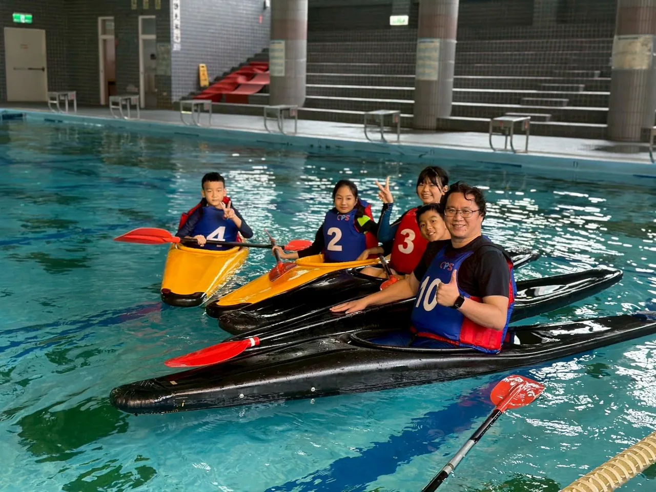 學生穿戴水域安全裝備參與海洋活動