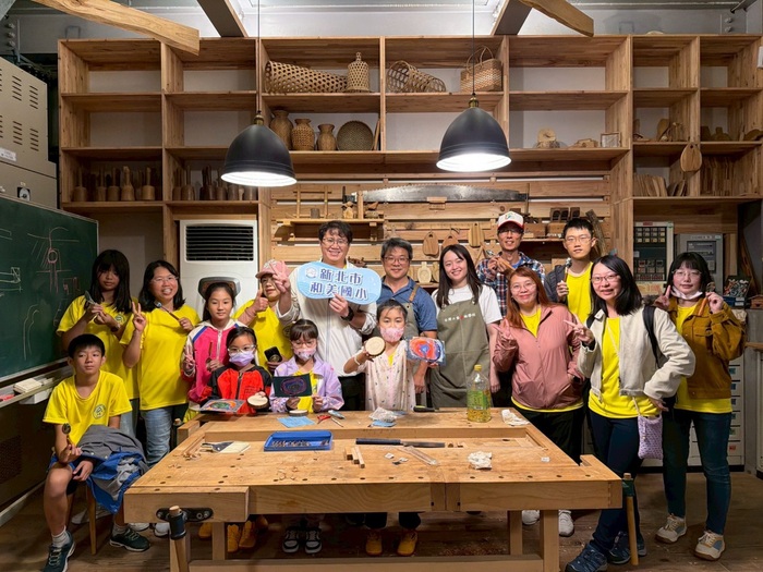 和美學生在木作活動中練習材料操作與作品製作