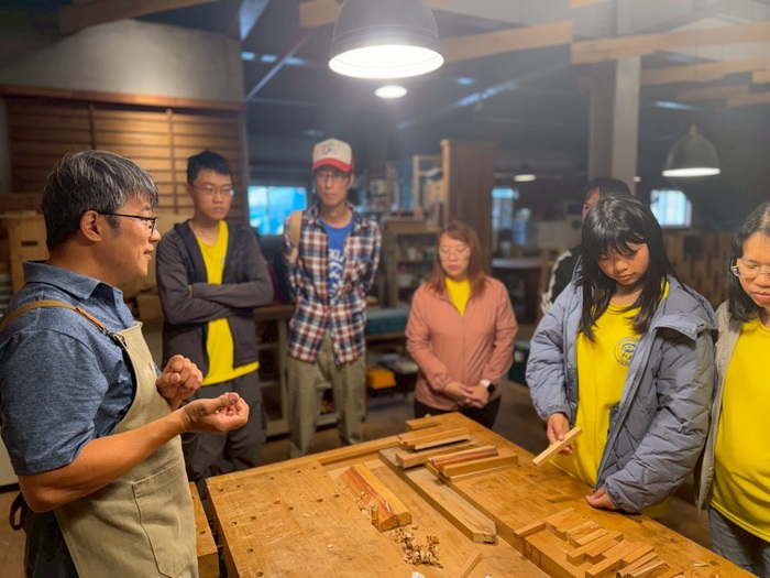 和美學生在木作活動中練習材料操作與作品製作