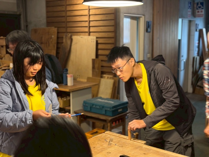和美學生在木作活動中練習材料操作與作品製作