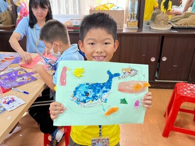 和美學生展示福隆英語移地學習完成的海洋生物拼貼作品