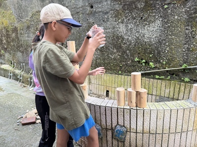學生在木作實作中遵守工具安全規範，完成自己的創意作品。