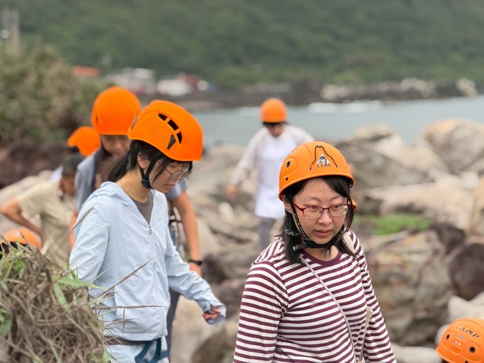 學生穿戴護具並在安全規範下進行創意實作