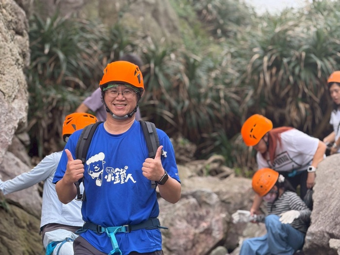 學生穿戴護具並在安全規範下進行創意實作