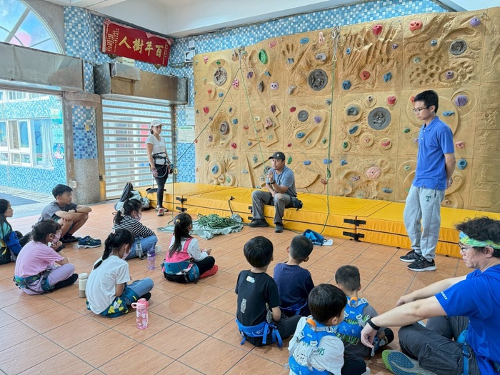 學生穿戴護具並在安全規範下進行創意實作