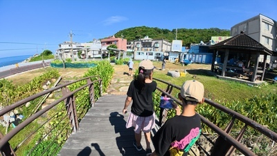 學生沿著海岸步道觀察路線，練習安全行走與交通安全。