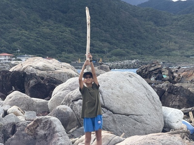 學生在龍洞灣海岸觀察自然環境，練習從生活場域認識海洋。