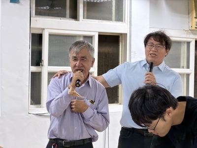 學生在溪流環境觀察水域生態，從校園周邊練習環境行動。