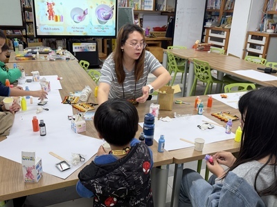 學生與教師共同討論、分工與修正，完成協作創作。